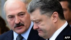 Ілюстраційне фото. Петро Порошенко та президент Білорусі Олександр Лукашенко після саміту з припинення вогню. Мінськ, лютий 2015 року