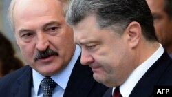 Аляксандар Лукашэнка і Пятро Парашэнка падчас чаміту «Нарманскай чацьверкі» ў Менску ў лютым 2015 году