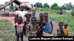 Helyi gyerekek Elefántcsontparton