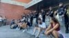 Otkako su izbačeni iz zgrade, studenti Filozofskog fakulteta okupljaju se ispred ulaza koji obezbeđuje kordon policije. Novi Sad, 27. avgust 2025.