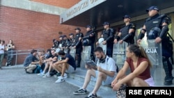 Otkako su izbačeni iz zgrade, studenti Filozofskog fakulteta okupljaju se ispred ulaza koji obezbeđuje kordon policije. Novi Sad, 27. avgust 2025.