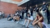 Studenti od ulaza na fakultet razdvaja kordon policije, Novi Sad, 27. avgust 2025.