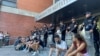 Protest ispred Filozofskog fakulteta u Novom Sadu zbog toga što je dekan pozvao policiju na fakultet, 27. avgust 2025. 