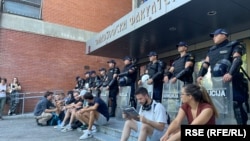 Protest ispred Filozofskog fakulteta u Novom Sadu zbog toga što je dekan pozvao policiju na fakultet, 27. avgust 2025. 