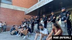 Собир на студентите пред влезот на Филозофскиот факултет кој го обезбедува полициски кордон. Нови Сад, 27 август 2025 година.