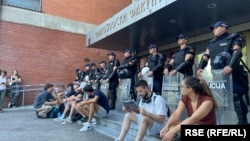 Studenti ispred Filozofskog fakulteta u Novom Sadu, 27. avgust 2025.