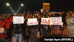 СРБИЈА, Граѓани и активисти го блокираа мостот „Дуга“ во Нови Сад