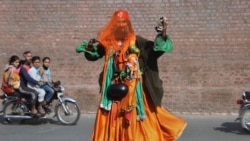 Derviș cântând un cântec tradițional sufi, Lahore, Pakistan