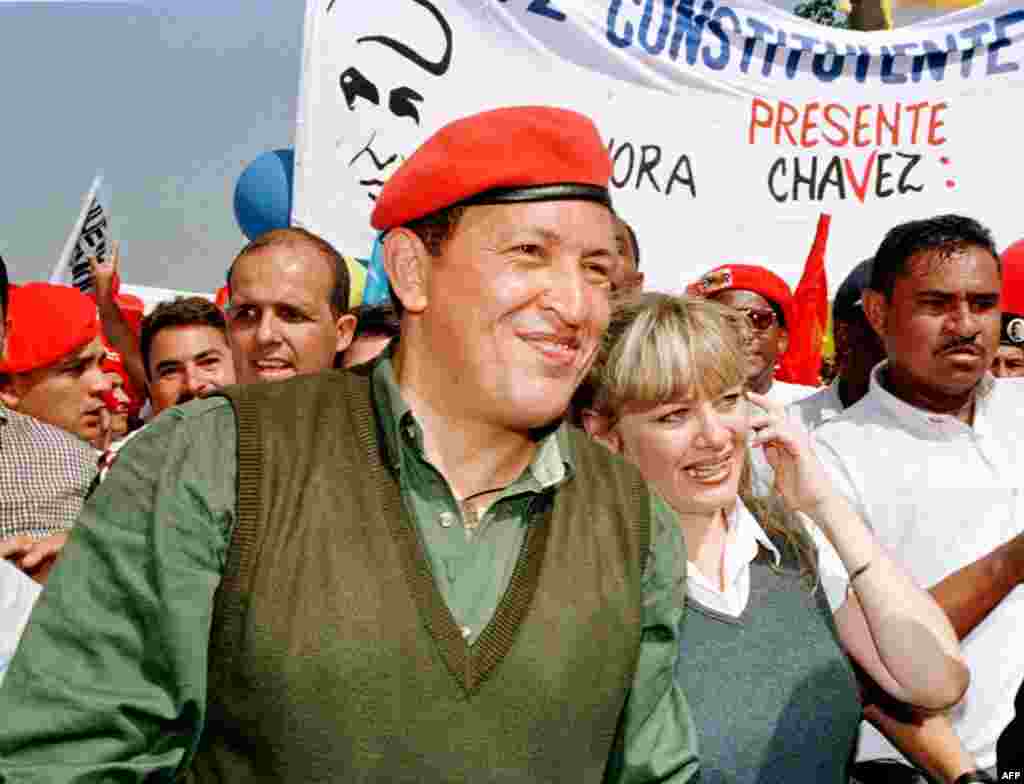 1998 елда Венесуэла президентлыгына намзәт Чавес хатыны Марисабель (уңда) белән бергә август аенда Каракаста зур урам йөреше үткәреп сайлау алды көрәшен рәсми рәвештә башлап җибәрә.