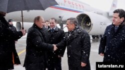 Рөстәм Миңнеханов һава аланында Владимир Путинны сәламли. Казан, 19 март 2013