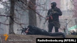Спецназовцы используют огнестрельное оружие против протестующих, Киев, улица Институтская, 20 февраля 2014