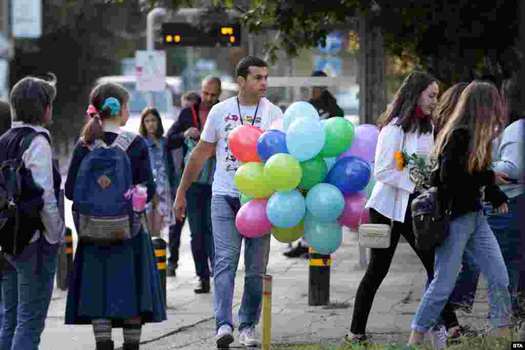 Подготовката за тържеството започна рано сутринта с балони и в 31 СУЧЕМ в София.