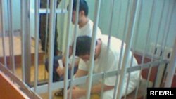 Суд залида ўз жонига қасд қилган йигитлар¸ шу билан адолатсиз суд тизимига ўз исëнларини намойиш қилишган.