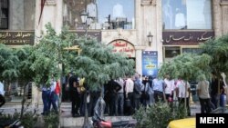 People line up at Tehran's Forex market after the announcement of new foreign exchange policies, 07Aug2018