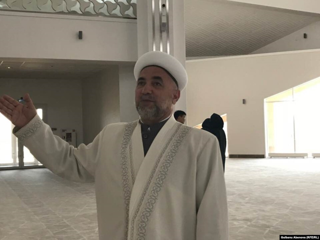 Meşit imamı YAhiya qajı Ismailovtıñ sözinşe, islam dini artıq närseni satuğa rwqsat etedi. &quot;Mwsılmannıñ adal eñbegimen tapqan önimin satuı &ndash; älimsaqtan beri bar. Payğambarımız: &quot;Saudamen aynalısıñdar, ol - sünnet äri adal eñbek. Ädil saudager qiyamet küni meniñ janımda boladı&quot; dep aytqan&quot;, - dep jauap berdi jaña meşittiñ imamı artılğan elektr quatın satu şariğatqa qanşalıqtı say keletini turalı swrağan Azattıq tilşisine.