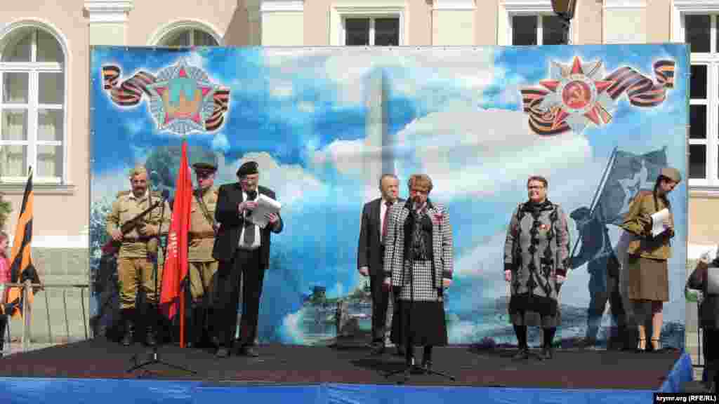 С импровизированной сцены звучали речи представителей подконтрольной Кремлю администрации Керчи ветеранов войны и труда