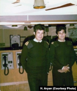 حسین آرین (چپ) در پل فرماندهی ناو خارک در نیوکاسل