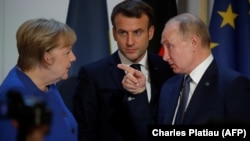 Канцлер Германии Ангела Меркель и президенты Франции и России - Эммануэль Макрон и Владимир Путин 