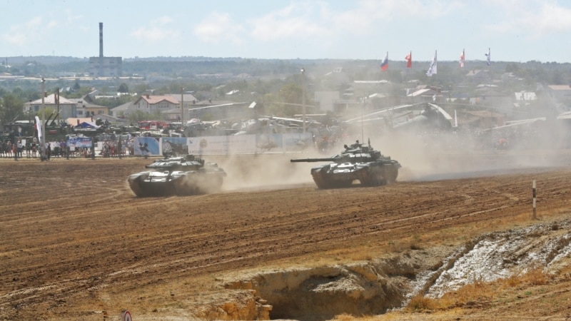 В Севастополе устроили показательные бои с участием российских танков и вертолетов (+фото)