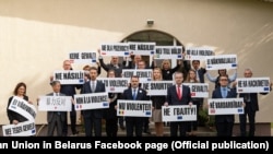 Амбасадары эўрапейскіх краін у Менску з плякатамі «Не гвалту». 2 кастрычніка 2020 году.