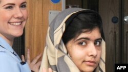 Пакистанский блогер Малала Юсафзай покидает больницу. Бирмингем, 3 января 2012 года. 