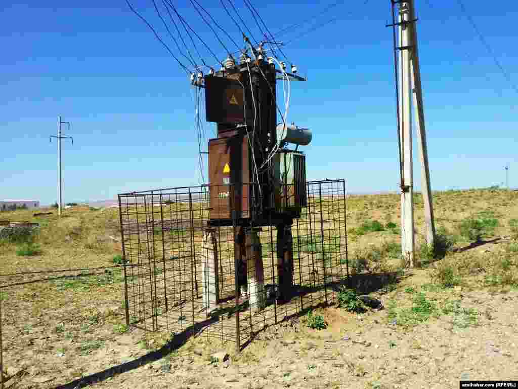 Tagtabazar etrabynyň Dostluk obasyndaky k&ouml;nelen bir transformator. &Yacute;erli &yacute;aşa&yacute;jylaryň a&yacute;tmagyna g&ouml;r&auml;, transformator seb&auml;pli regionda &yacute;ygy-&yacute;ygyndan elektrik togy kesil&yacute;&auml;r.
