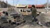 Muškarac prolazi pored zapaljenih automobila na mjestu raketnog udara, na željezničkoj stanici, u Kramatorsku, Ukrajina, 8. aprila 2022. 