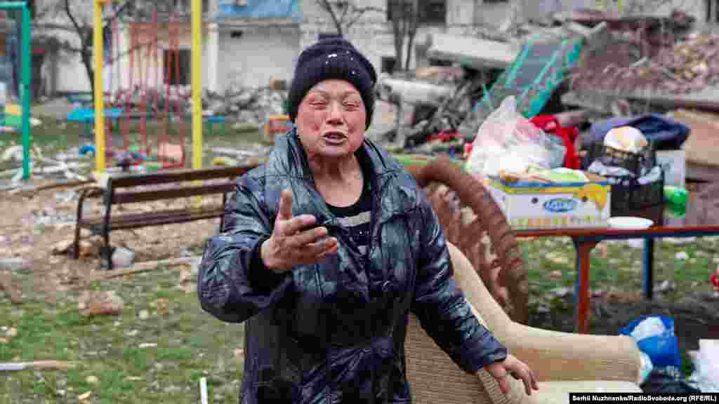 77-річна Марія, чиї донька та зять загинули (тіла ще не знайдені) під завалами будівлі, зруйнованої російськими обстрілами, плаче біля зруйнованої багатоповерхівки&nbsp;