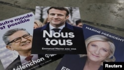 Posterët e tre kandidatëve kryesorë në zgjedhjet franceze: Emmanuel Macron, Marine Le Pen dhe Jean-Luc Mélenchon.