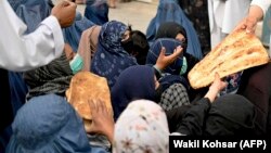 عکس از آرشیف - در مقابل هر خبازی در کابل شمار زیاد از نیازمندان تجمع می کنند تا نان خشک رایگان از سوی افراد متمول دریافت کنند. 