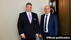 Македонскиот премиер Димитар Ковачевски на средба со заменик-помошникот на државниот секретар на САД Габриел Ескобар