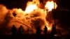 Tűzoltók küzdenek a lángokkal Ukrajnában, miután orosz rakéta csapódott egy üzemanyag-tárolóba 2022. április 6-án