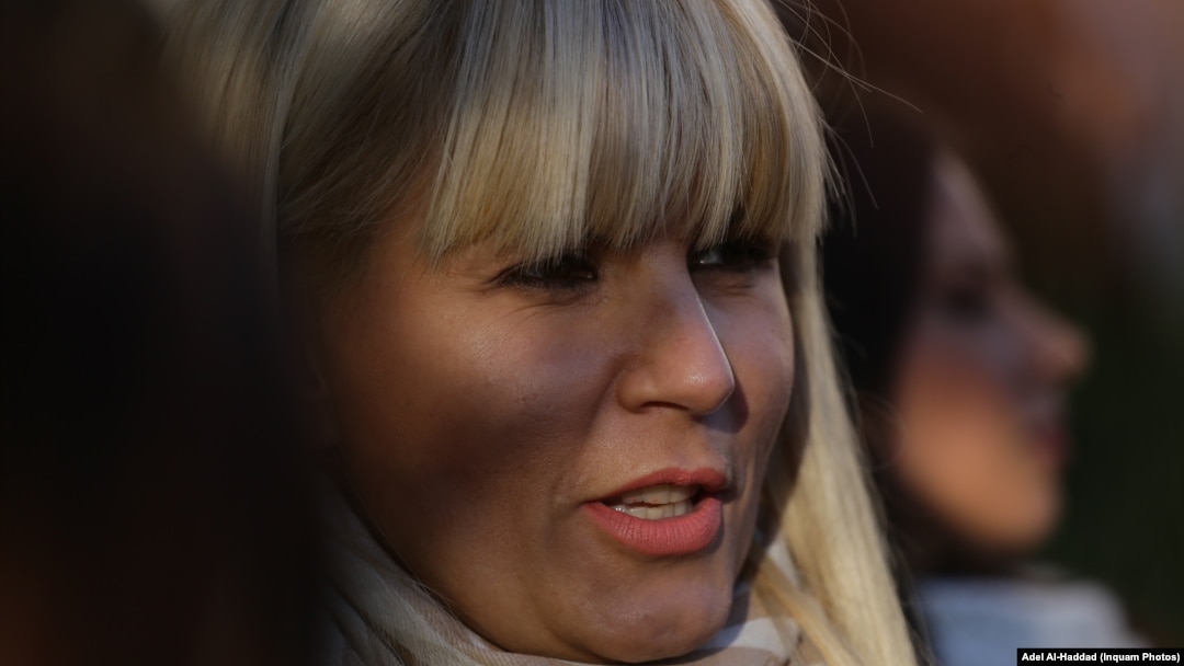 Elena Udrea ar trebui să execute șase ani de închisoare pentru fapte de corupție. Ea a fugit din țară de două ori. 