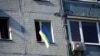 Флаг Украины в окне жилого дома в Новосибирске, архивное фото