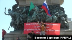 Руско знаме поставено на споменикот на плоштадот во Софија од демонстранти 