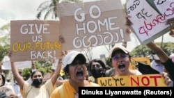 Ljudi uzvikuju slogane protiv predsjednika Šri Lanke Gotabaye Rajapakse i zahtijevaju da političari porodice Rajapaksa odstupe, tokom protesta usred ekonomske krize u zemlji, Kolombo, 4. aprila 2022.