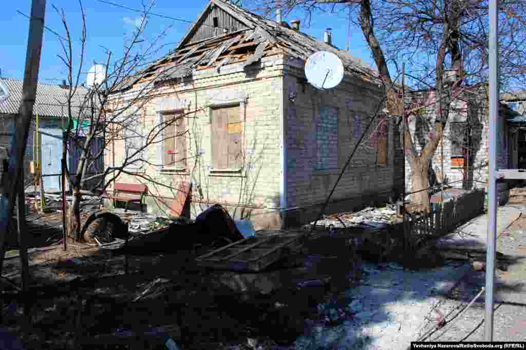 Зруйновані внаслідок обстрілів російських військ будинки у місті Гуляйполе Пологівського району Запорізької області, 6 квітня 2022 року