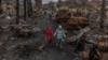 Буча кыргынында аман калып, табышкан бир туугандар. Архив