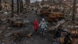 Буча кыргынында аман калып, табышкан бир туугандар. Архив