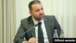 Міністр економіки країни Ваан Керобян розповів, що ціноутворення відбувається у доларах, але оплата здійснюється в рублях