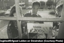 Нидерландтың Leidsch Dagblad газеті 2005 жылы жариялаған суретте терезеге қағаз жапсырып тұрған Йоррит Фаассеннің жанындағы әйел Марияға ұқсайды.