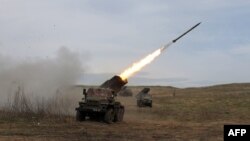Украински повеќекратен фрлач БМ-21 „Град“ гранатира позиција на руските трупи, во близина на Луганск, во регионот на Донбас, на 10 април 2022 година.