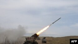 Украинская пусковая установка "Град" обстреливает позиции российских войск близ Луганска, 10 апреля 2022 г.