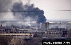 Дым от взрывов над Северодонецком 6 апреля
