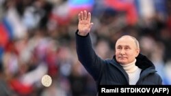 Președintele Rusiei, Vladimir Putin, la un eveniment de pe stadionul Lujniki din Moscova, cu ocazia marcării a 8 ani de când Rusia a ocupat Peninsula Crimeea, (18 martie 2022). 