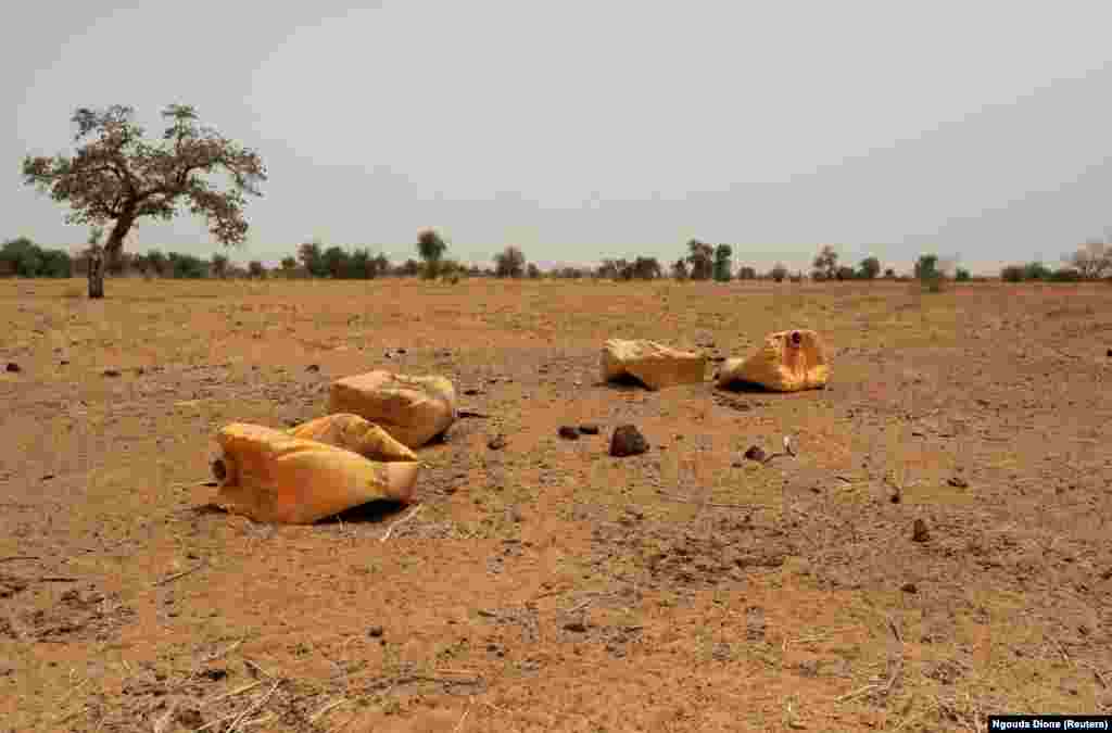 A Reuters által felkeresett falvakban a lakosok szerint a növekvő népesség és a kiszámíthatatlan esőzések miatt a készletek kimerültek. A képen elhagyott vizeshordók tarkítják a sivár tájat