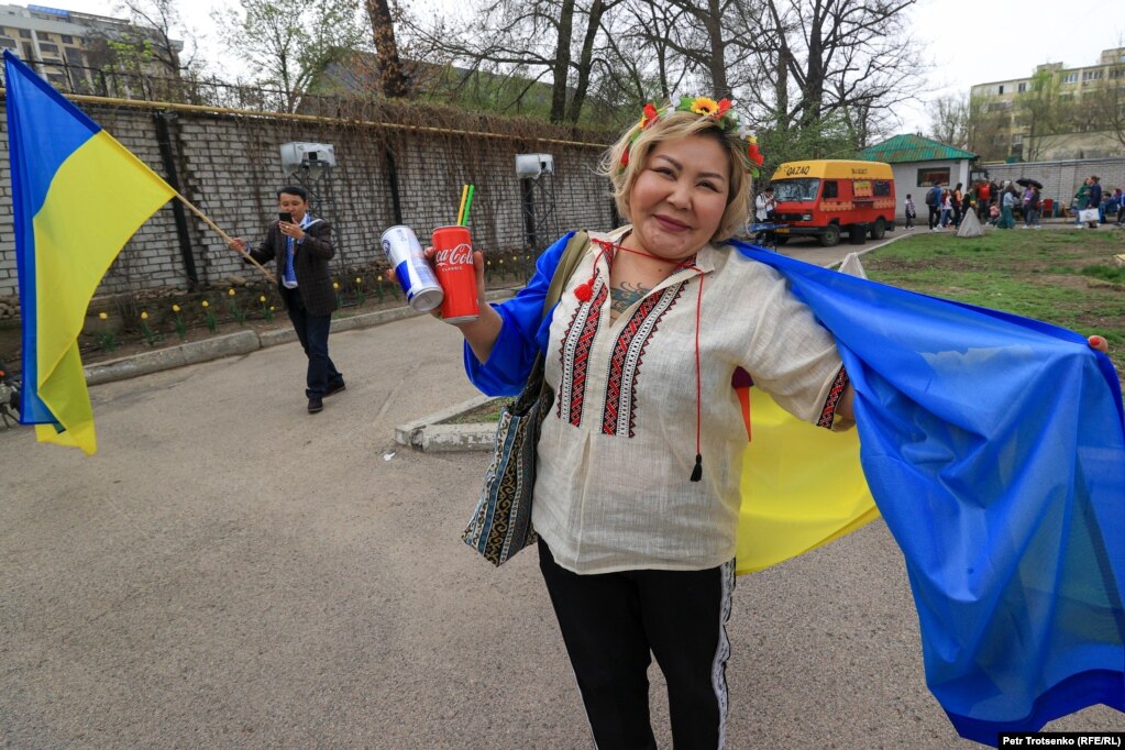 Një grua me veshje me motive nga Ukraina