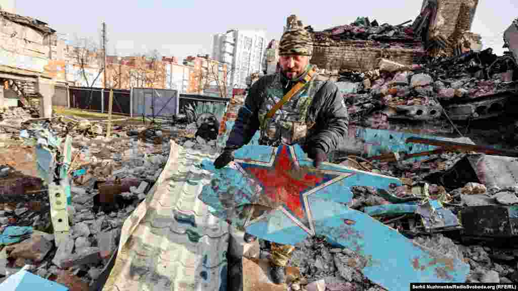 Доброволець територіальної оборони тримає уламок російського винищувача Су-34, збитого українськими ППО,&nbsp;6 квітня 2022 року