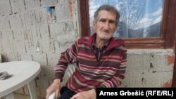 Ahmed Lihić, u kolektivnom centru Belvedere kod Goražda živi sa suprugom još od njegovog osnivanja, 1998. godine. Porodice su se, kaže smjenjivale, ljudi su dolazili i odlazili, jedino je on još uvijek tu (6. april 2022.).