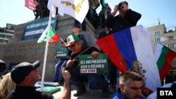 Протестиращи в подкрепа на "неутралитета" с руски знамена